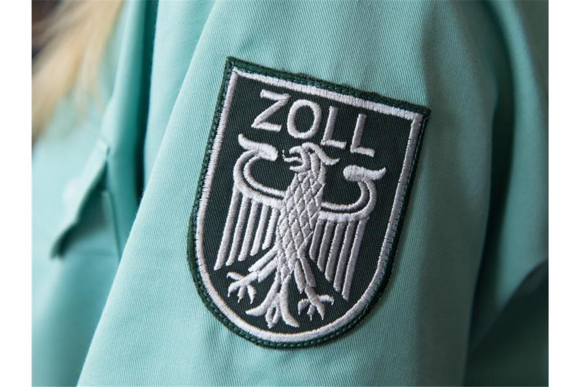 Seniorin will ein Kilo Gold im Hosenbund schmuggeln Zollwappen einer Zollbeamtin. Foto: Sebastian Kahnert/dpa-Zentralbild/dpa