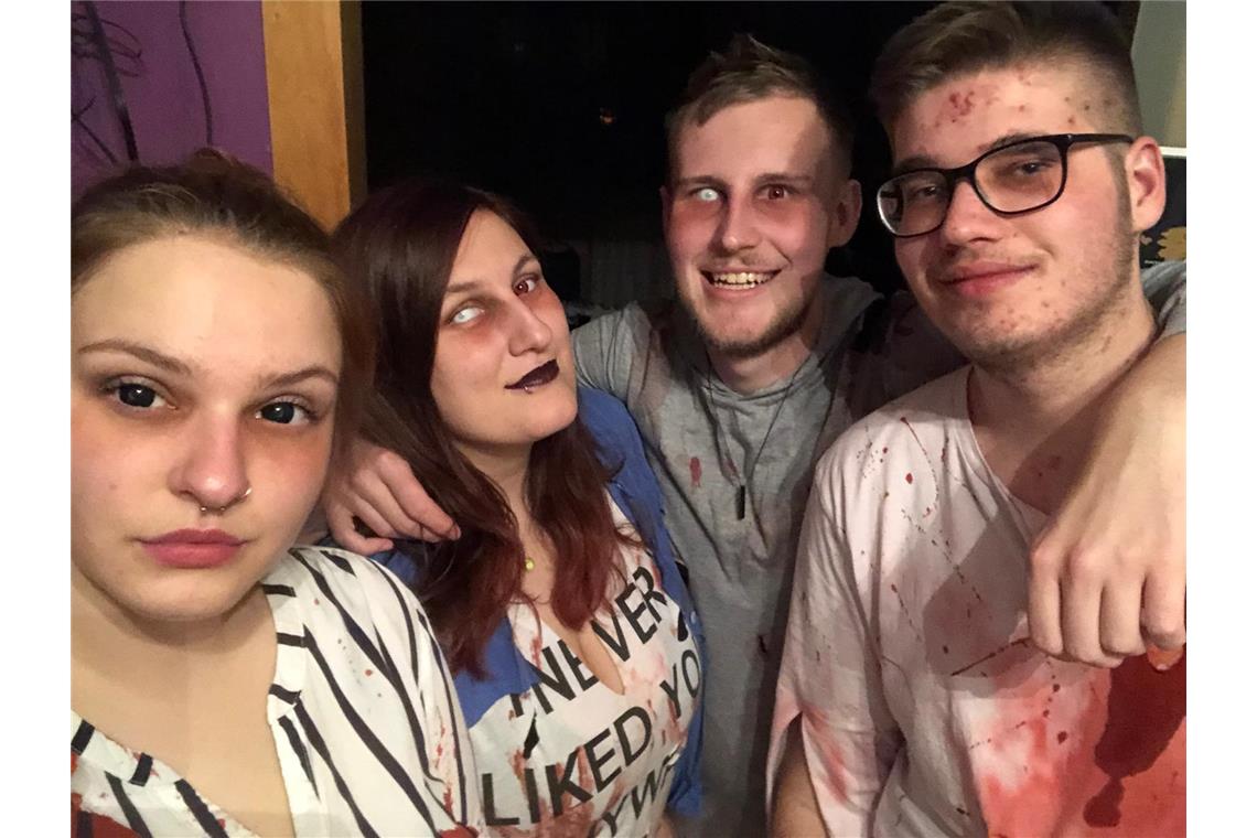 "Zombies auf dem Weg zur Halloween Party "