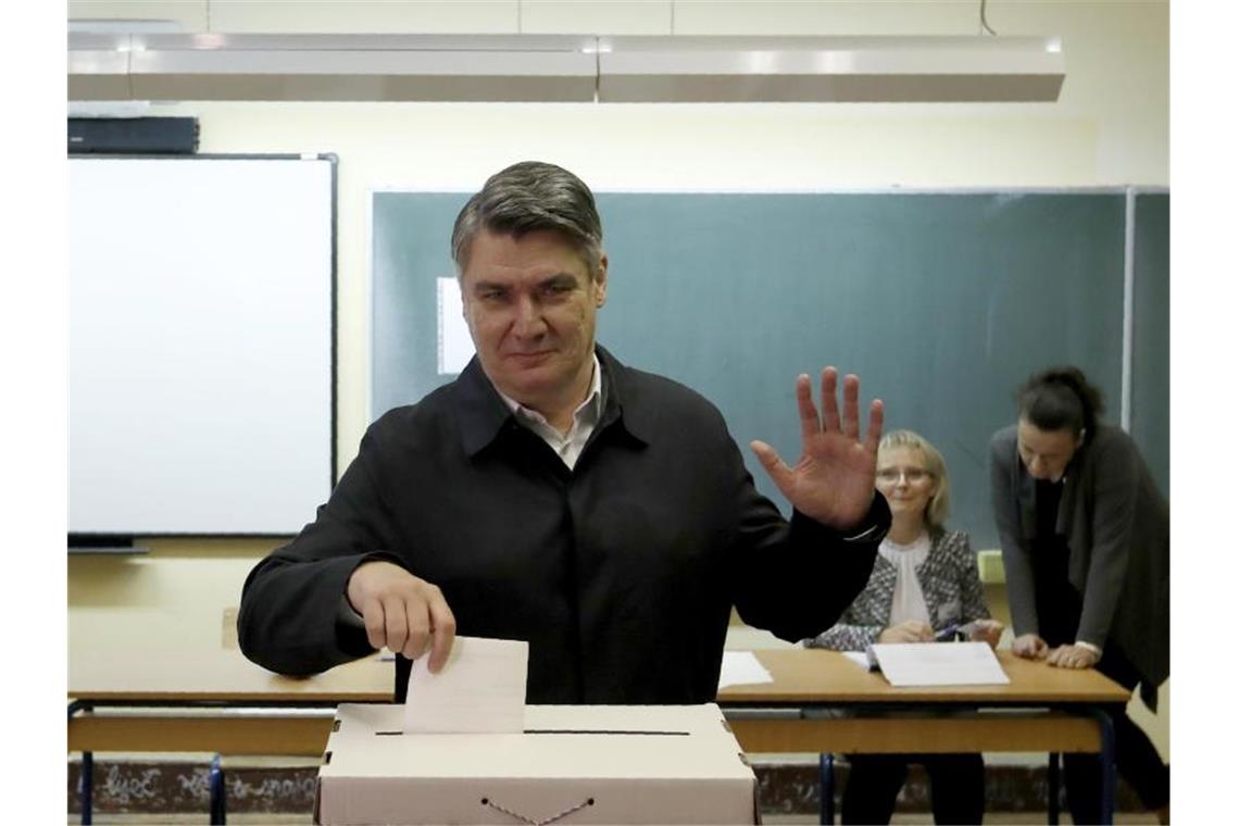 Milanovic gewinnt erste Runde in Kroatien Zoran Milanovic, Präsidentschaftskandidat der Sozialdemokraten, will Kolinda Grabar-Kitarovic beerben. Foto: Darko Vojinovic/AP/dpa