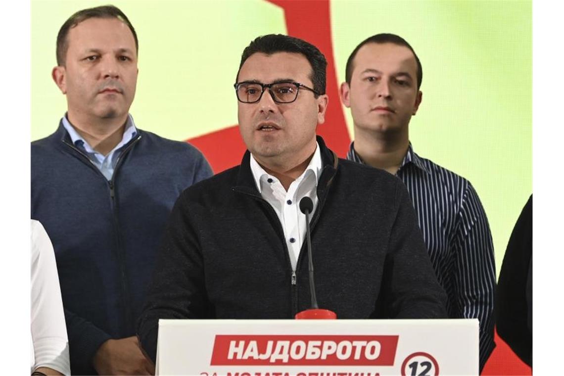 Zoran Zaev (M) bei einer Pressekonferenz in seiner Parteizentrale in Skopje. Der nordmazedonische Ministerpräsident ist nach der Niederlage bei einer landesweiten Kommunalwahl zurückgetreten. Foto: Uncredited/AP/dpa