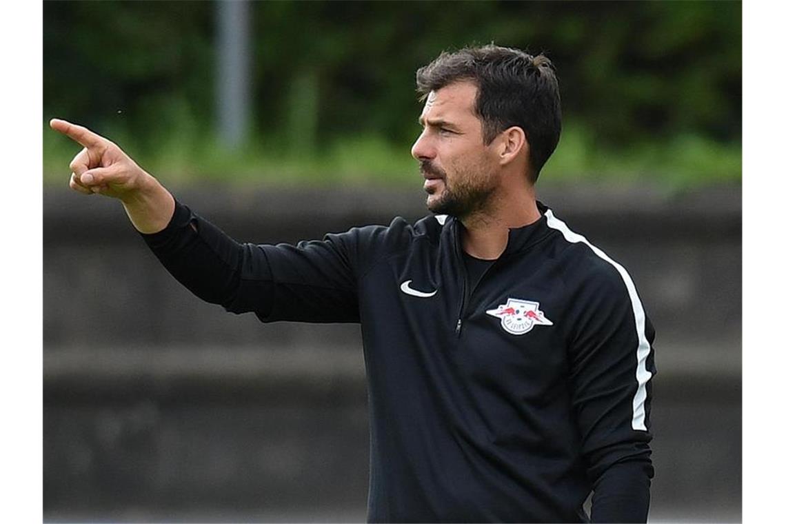 Tuchel-Assistent möglicher Trainer-Kandidat in Stuttgart Zsolt Löw steht auf dem Platz. Foto: Sven Hoppe/dpa/Archivbild