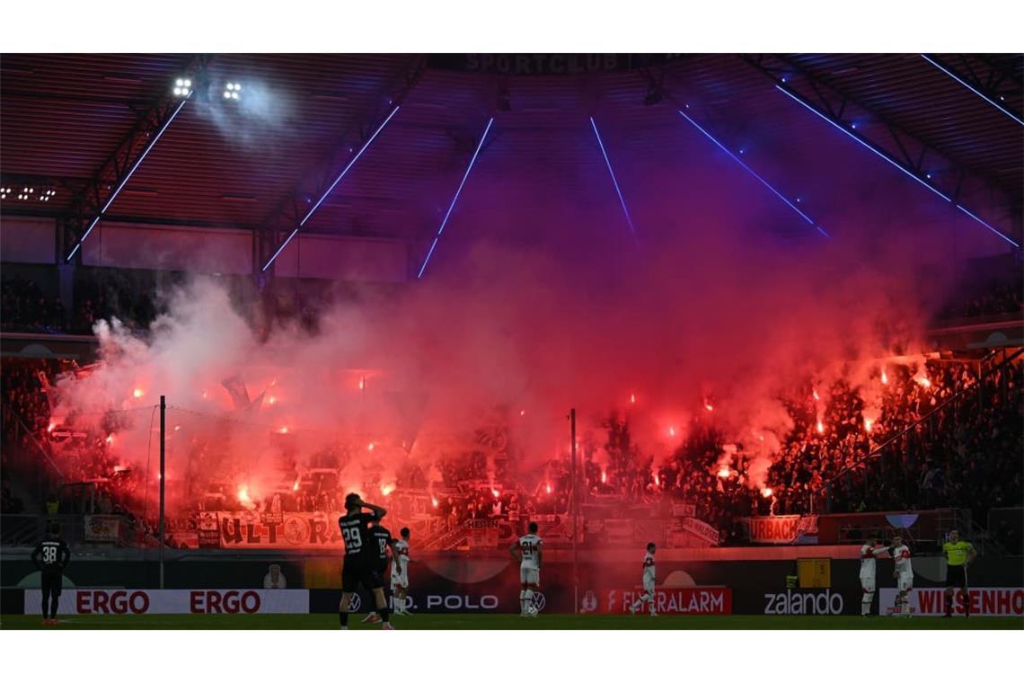 Zu Beginn der 2. Halbzeit legen zumindest die VfB-Fans los wie die Feuerwehr.