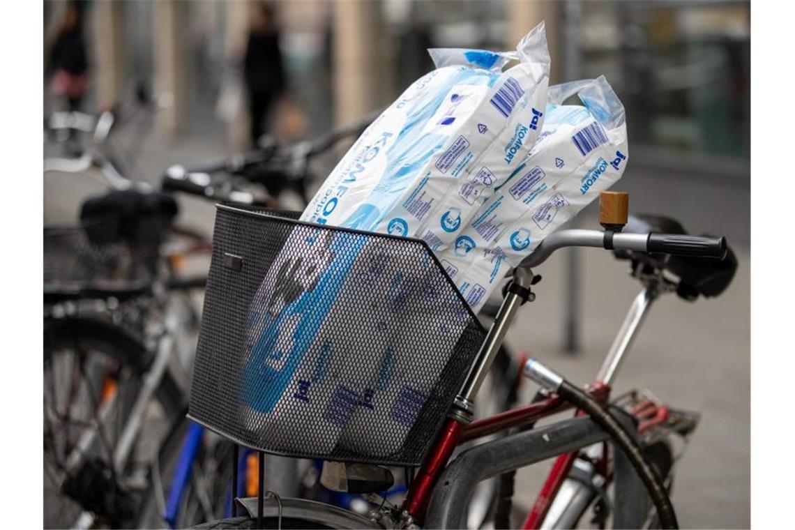 Klopapier-Umsätze höher als vor Corona-Krise Zu Beginn der Corona-Krise kam es bei Toilettenpapier zu Hamsterkäufen. Foto: Daniel Karmann/dpa