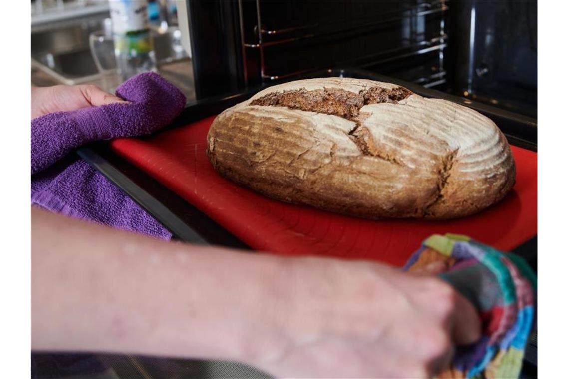 Zeit und Mehl im Überfluss: Brotbacken als Corona-Trend Zu Beginn der Pandemie horteten Kunden in den Supermärkten plötzlich Mehl und Hefe. Jetzt wird deutlich, was mit den Unmengen an Mehl passiert ist. Foto: Annette Riedl/dpa