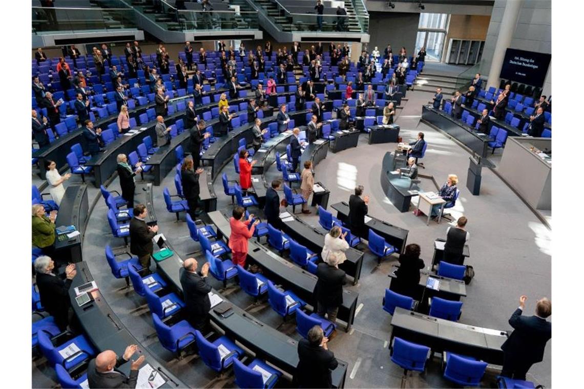 Zu Beginn der Plenarsitzung erhoben sich Bundestagsabgeordneten zum Dank der Helfenden in der Corona-Krise. Foto: Kay Nietfeld/dpa