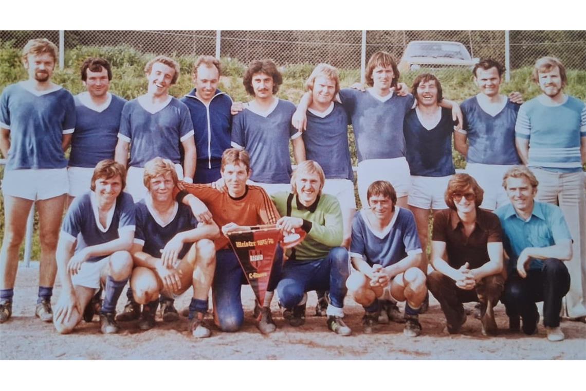 Zu Beginn der Saison noch Drittletzter, am Ende ganz oben in der Tabelle: Die Rohrauer Meistermannschaft von 1975/76 mit Karl-Heinz Wörner (stehend 5.v. li.).