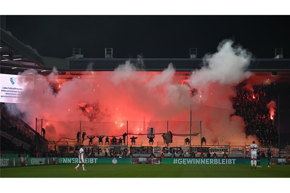 Zu Beginn der zweiten Halbzeit zündeten die Stuttgarter Fans Bengalos, wodurch sich der Anpfiff verzögerte.