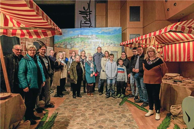 Zu Beginn des Ostergartens in der Murrhardter Festhalle treten die Besucher in einen orientalischen Markt. Foto: Stefan Bossow