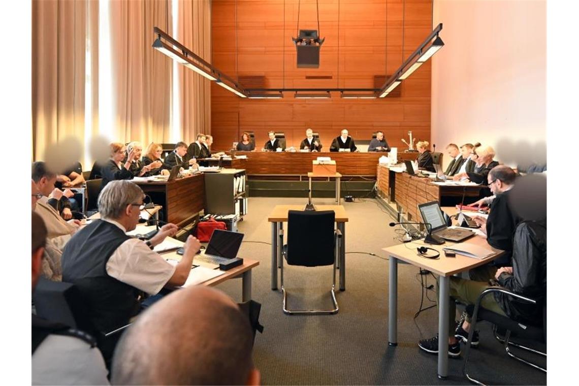 Plädoyers im Prozess um Gruppenvergewaltigung ohne Publikum Zu Beginn des Prozesses sitzen elf Angeklagte und Justizbeamte im Landgericht hinter ihren Anwälten. Foto: Patrick Seeger/dpa/Archivbild