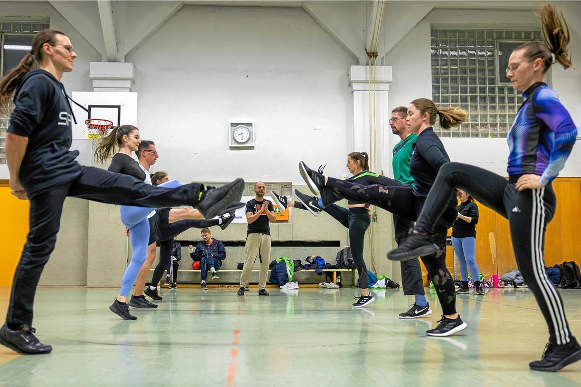 Zu Beginn des Trainings übt Trainer Benjamin Schaaf (hinten) immer ein paar Basics wie hier den Grundschritt.  Fotos: Alexander Becher
