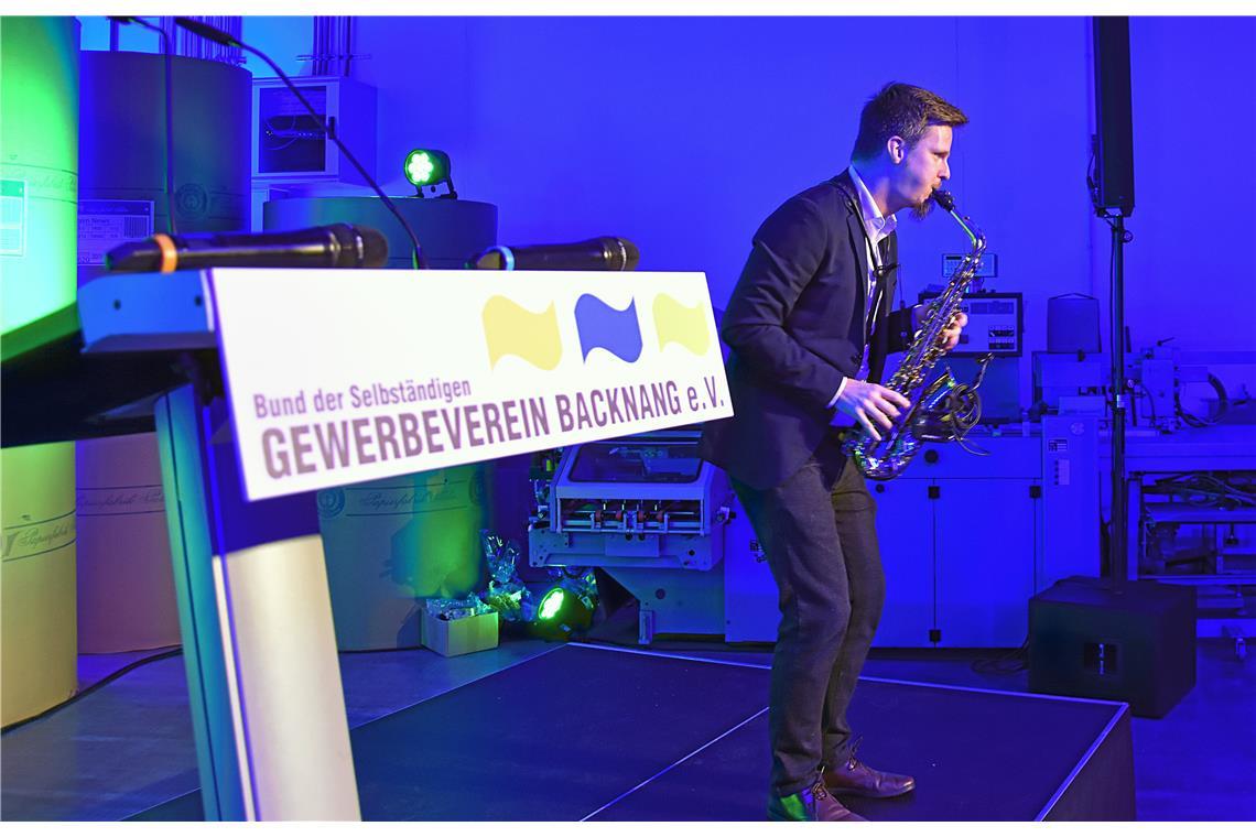 Zu Beginn luden Saxophontöne in die Produktionshalle zu den Festreden und Vorträ...
