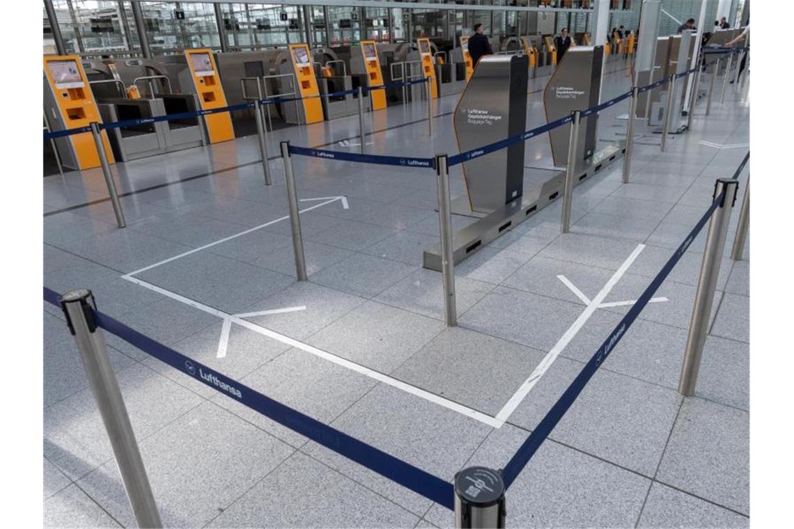 Zu Corona-Zeiten nichts los: Der Eingang zur Gepäckkontrolle am Flughafen München. Foto: Peter Kneffel/dpa/Archivbild