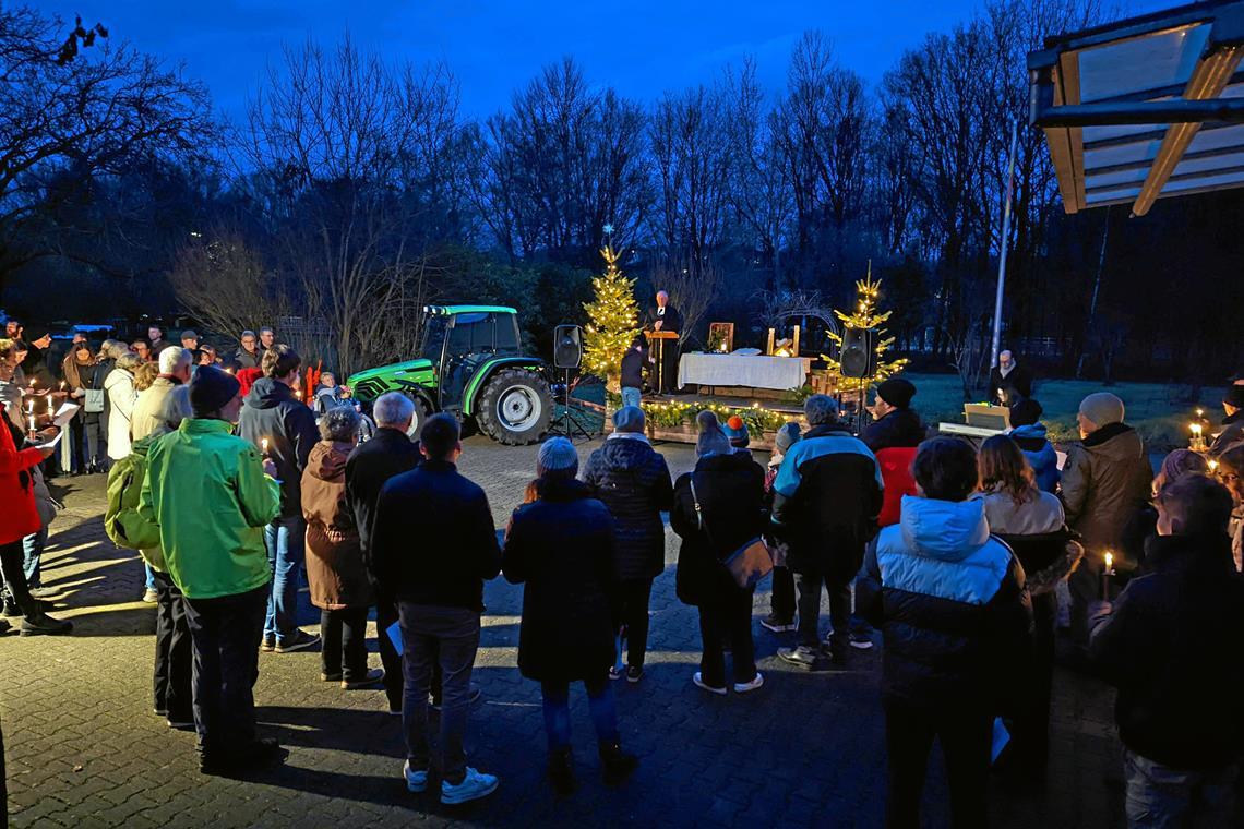Zu Coronazeiten mit Abstand und Maske, in den Jahren danach mit anschließendem Glühweinumtrunk: Die Traktorgottesdienste haben sich in Weissachs Teilorten bewährt. Foto: privat