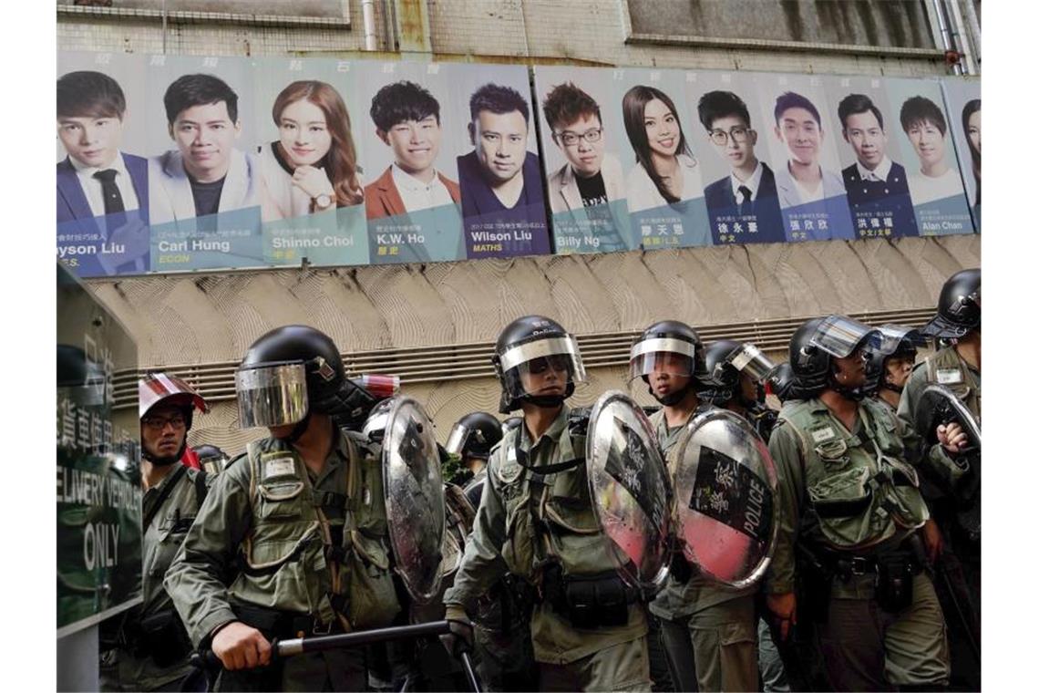 Zu dem Einsatz kam es auch wegen Kämpfen zwischen China-Anhängern und Anti-Regierungs-Protestierenden. Foto: Vincent Yu/AP