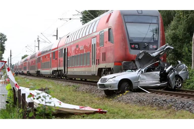 Zu dem Unfall mit dem Regionalexpress kam es an einem Bahnübergang.