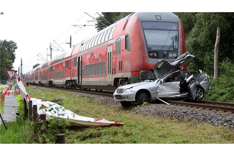 Zu dem Unfall mit dem Regionalexpress kam es an einem Bahnübergang.