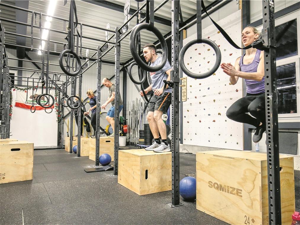 Gemeinsam trainiert es sich besser Zu den Crossfit-Übungen gehören beispielsweise Sprünge auf Holzkisten – ein einfaches Konzept, das durch die vielen Wiederholungen anspruchsvoll wird. Fotos: A. Becher