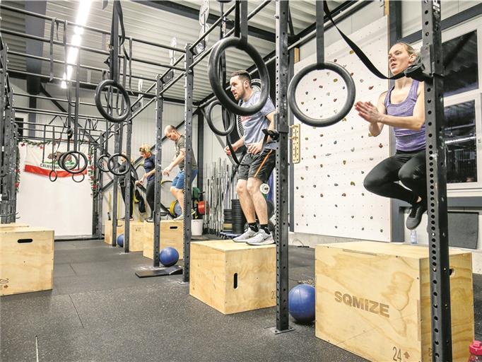 Zu den Crossfit-Übungen gehören beispielsweise Sprünge auf Holzkisten – ein einfaches Konzept, das durch die vielen Wiederholungen anspruchsvoll wird. Fotos: A. Becher