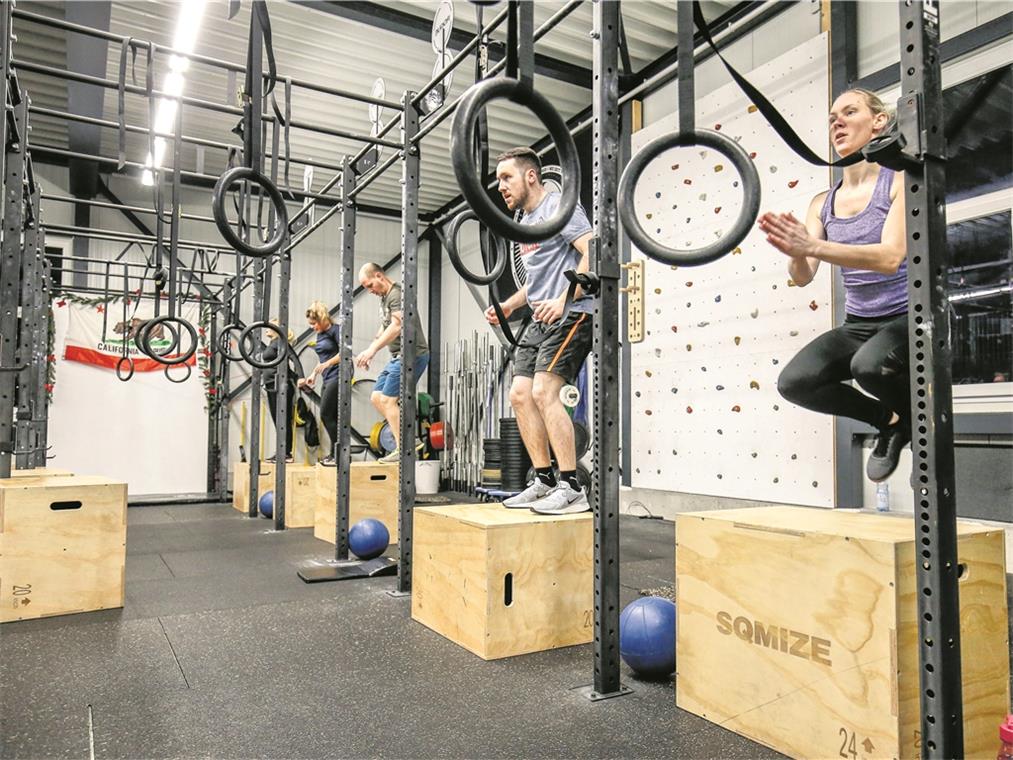Gemeinsam trainiert es sich besser Zu den Crossfit-Übungen gehören beispielsweise Sprünge auf Holzkisten – ein einfaches Konzept, das durch die vielen Wiederholungen anspruchsvoll wird. Fotos: A. Becher