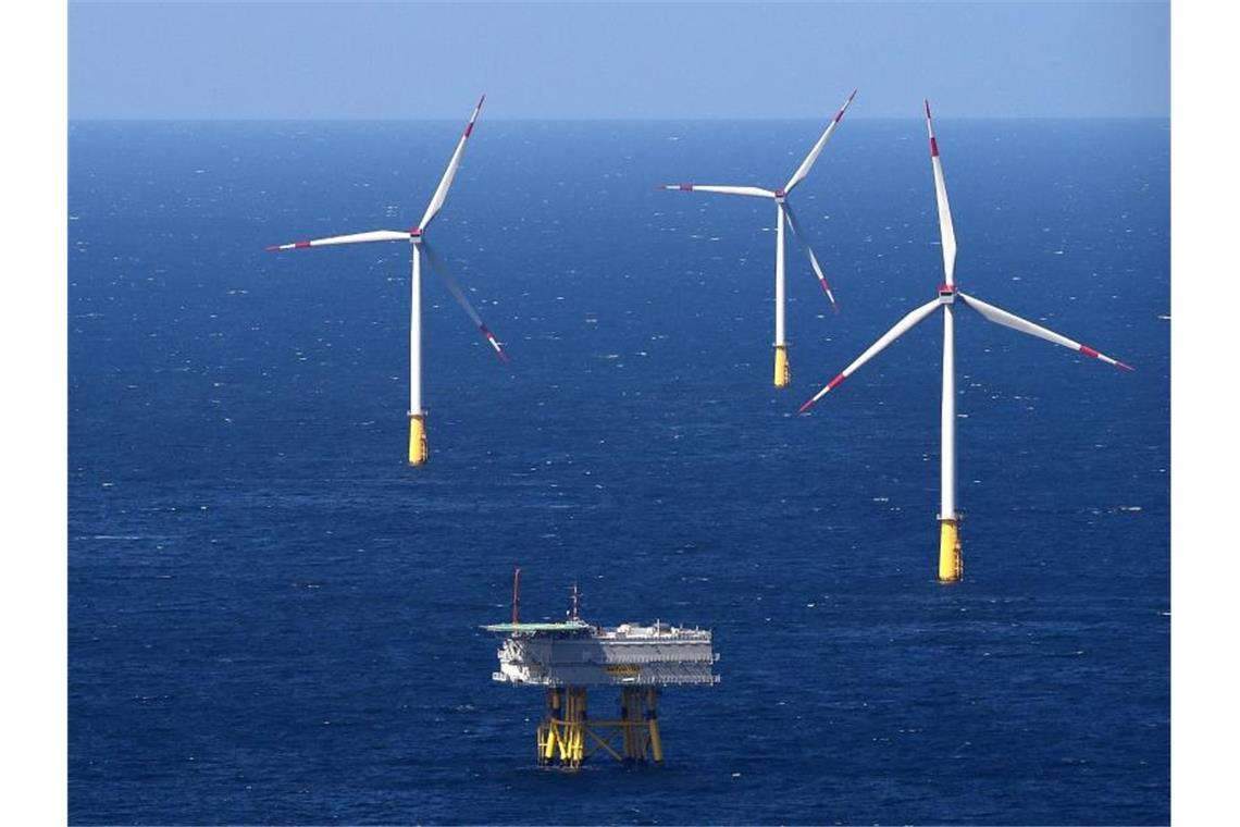 Zu den klimaneutralen Investitionen gehören dieses Umspannwerk und Windräder in der Nordsee rund 43 Seemeilen (70 Kilometer) westlich der Insel Sylt. Foto: Christian Charisius