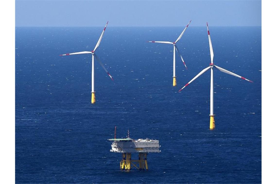 Kapitalanleger wollen Billionen klimafreundlich anlegen Zu den klimaneutralen Investitionen gehören dieses Umspannwerk und Windräder in der Nordsee rund 43 Seemeilen (70 Kilometer) westlich der Insel Sylt. Foto: Christian Charisius