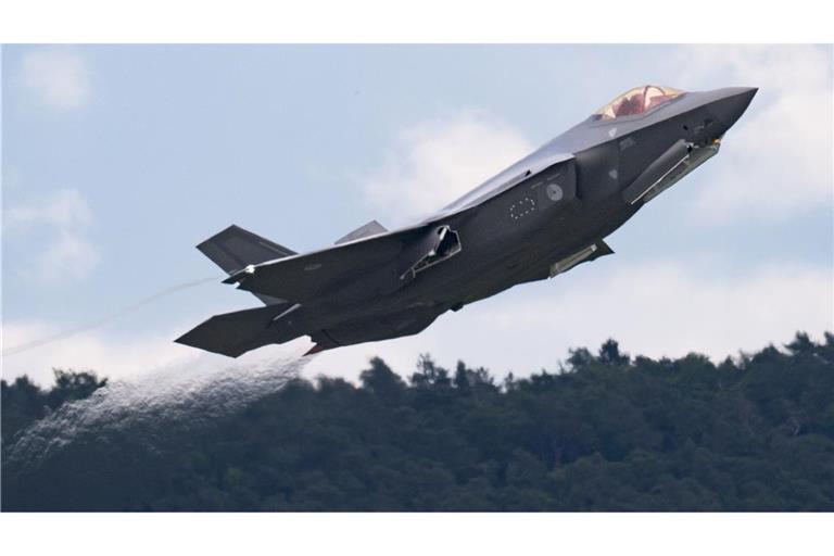 Zu den militärischen Ausgaben zählen die Forscher nicht nur Geld für Kampfjets, Panzer und Co, sondern auch für Personal, Militärhilfen und Forschung. (Illustration)