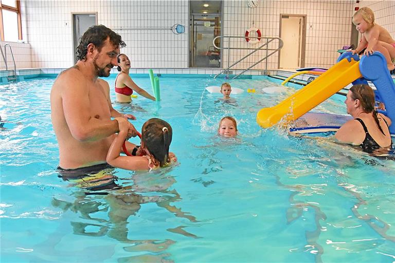 Zu den Projekten in der Region, die aus dem Sondervermögen mitfinanziert werden, könnte zum Beispiel die Sanierung des Lehrschwimmbeckens in der Gemeindehalle in Unterweissach gehören. Archivfoto: Tobias Sellmaier