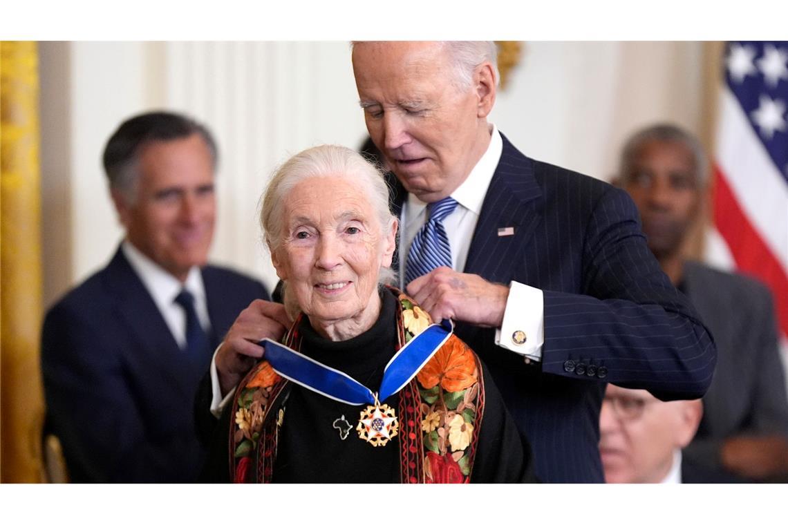 Von Bono bis Messi: Biden ehrt Promis mit Freiheitsmedaille Zu den Prominenten, die geehrt wurden, gehörte auch die Tierschützerin und Affenforscherin Jane Goodall.