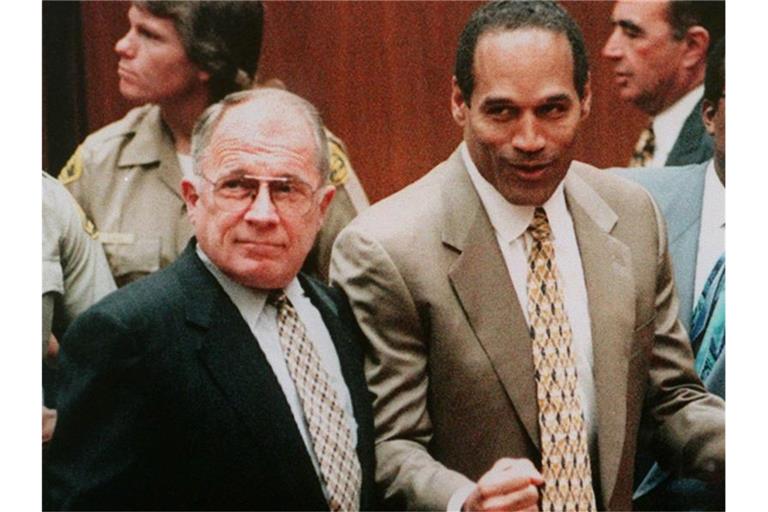 Zu den prominentesten Mandanten von US-Staranwalt F. Lee Bailey gehörte O. J. Simpson: Im Mordprozess gegen den Ex-Footballer erreichte Bailey 1995 ein „Nicht schuldig“. Foto: Chun/AFP/epa/dpa