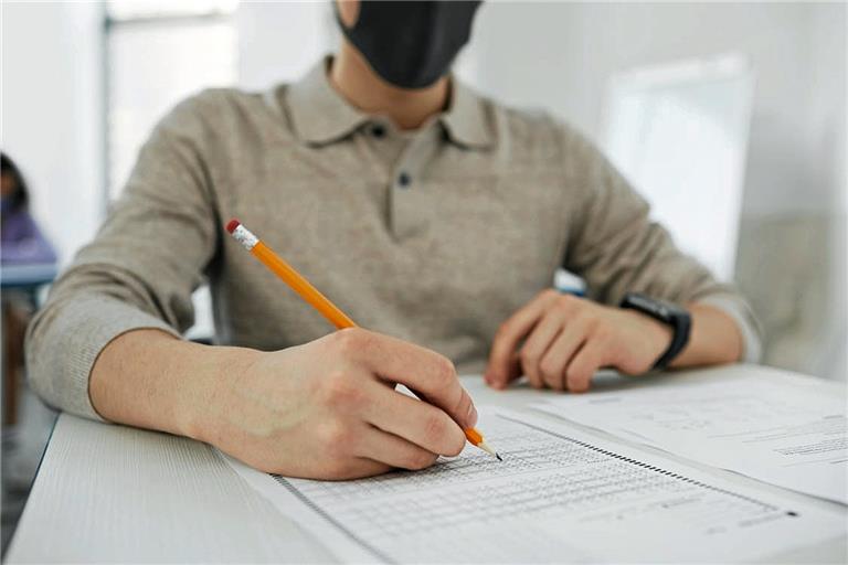 Zu den Prüfungen muss man sich beim Staatlichen Schulamt Backnang anmelden. Symbolbild: Andy Barbour von Pexels