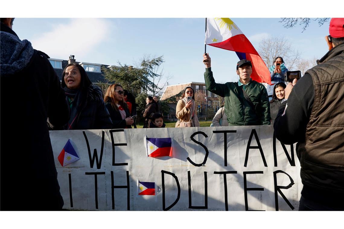 Zu den sieben Beschuldigten, die derzeit in Haft sind, zählt der ehemalige philippinische Präsident, Rodrigo Duterte. Dessen Anhänger demonstrieren regelmäßig in Den Haag. (Archivbild)