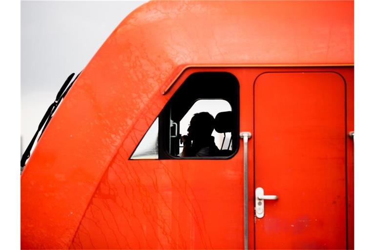 Zu den Streitpunkten im Tarifkonflikt zählen die Erhöhung der Tabellenentgelte, die Laufzeit des Tarifvertrags und die Altersvorsorge. Foto: Christoph Soeder/dpa