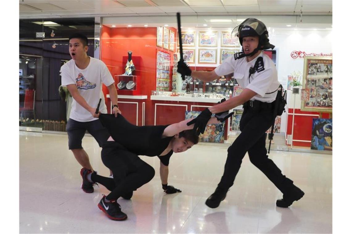 Polizei verhindert Proteste in Hongkong Zu den Zusammenstößen kam es nach friedlichen Kundgebungen in Einkaufszentren in mehreren Nächten zuvor. Foto: Kin Cheung/AP