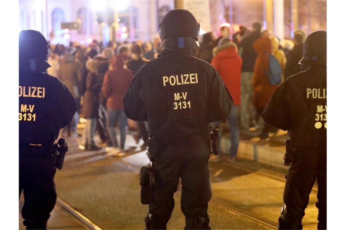 Zu der allwöchentlichen Demonstration gegen die Corona-Maßnahmen haben sich in Rostock wieder mehrere tausend Menschen eingefunden. Foto: Bernd Wüstneck/dpa-Zentralbild/dpa