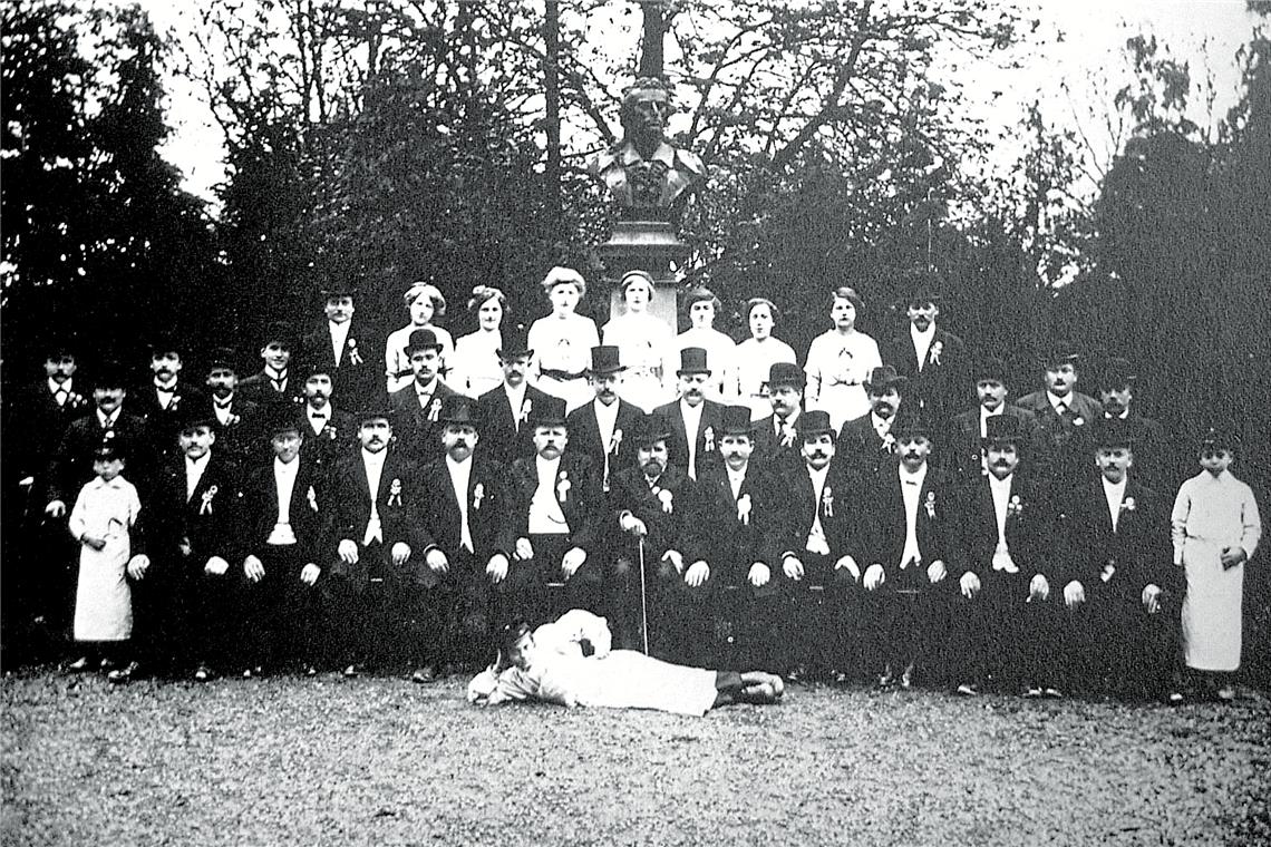 Zu einem Gruppenfoto haben sich 1913 vor der ersten Schillerbüste Mitglieder des Deutschen Fleischerverbands aufgestellt.