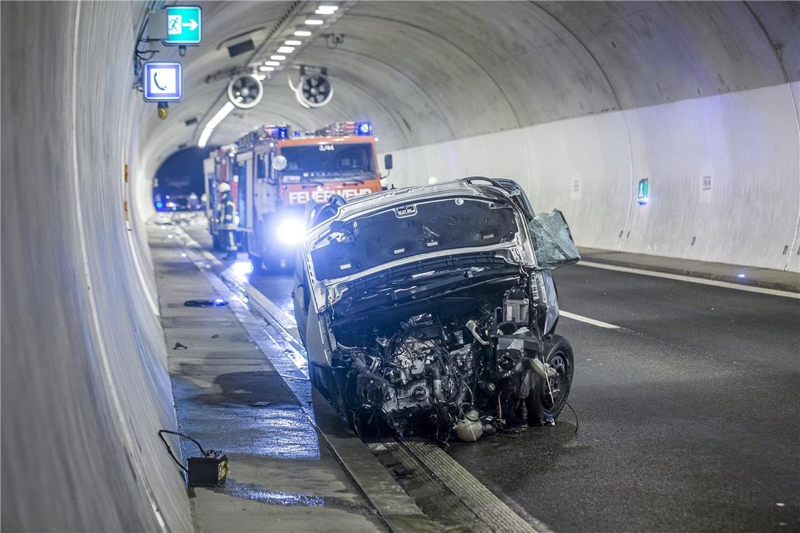 Zu einem tödlicher Unfall im Leutenbachtunnel kam es beispielsweise im Januar 2018. Ein Autofahrer kam nach rechts von der Fahrbahn ab und prallte gegen Betonelemente am Tunnelportal. Archivfoto: 7aktuell/Simon Adomat