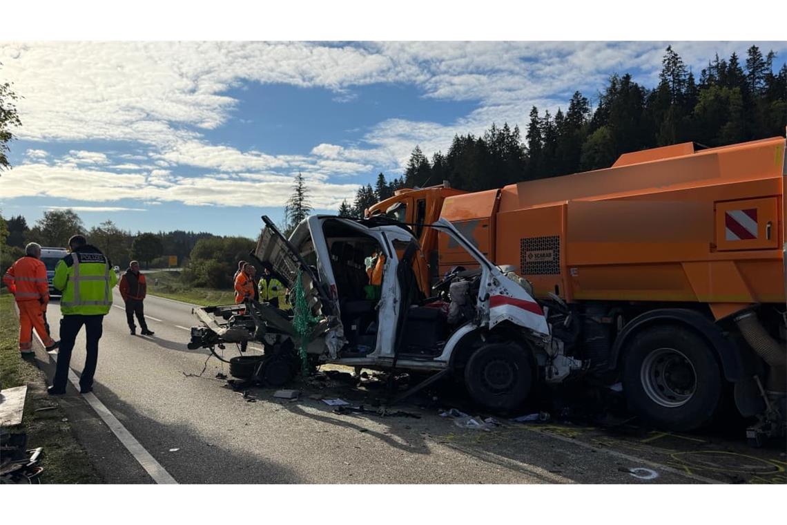 Zu einem Unfall mit mehreren Verletzten ist es auf der B 462 bei Owingen gekommen.