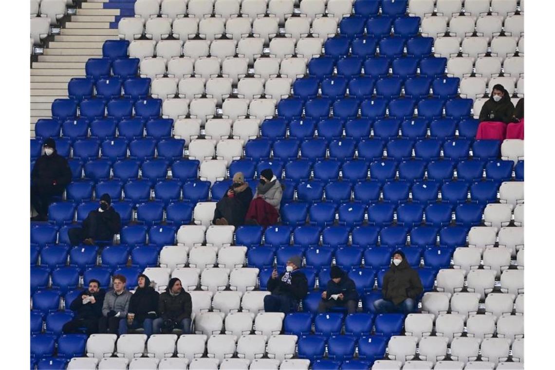 Zu Fußballspielen sind wegen der erneut bedrohlichen Corona-Lage vorerst nur noch höchstens 15.000 Zuschauer zugelassen. Foto: Peter Kneffel/dpa