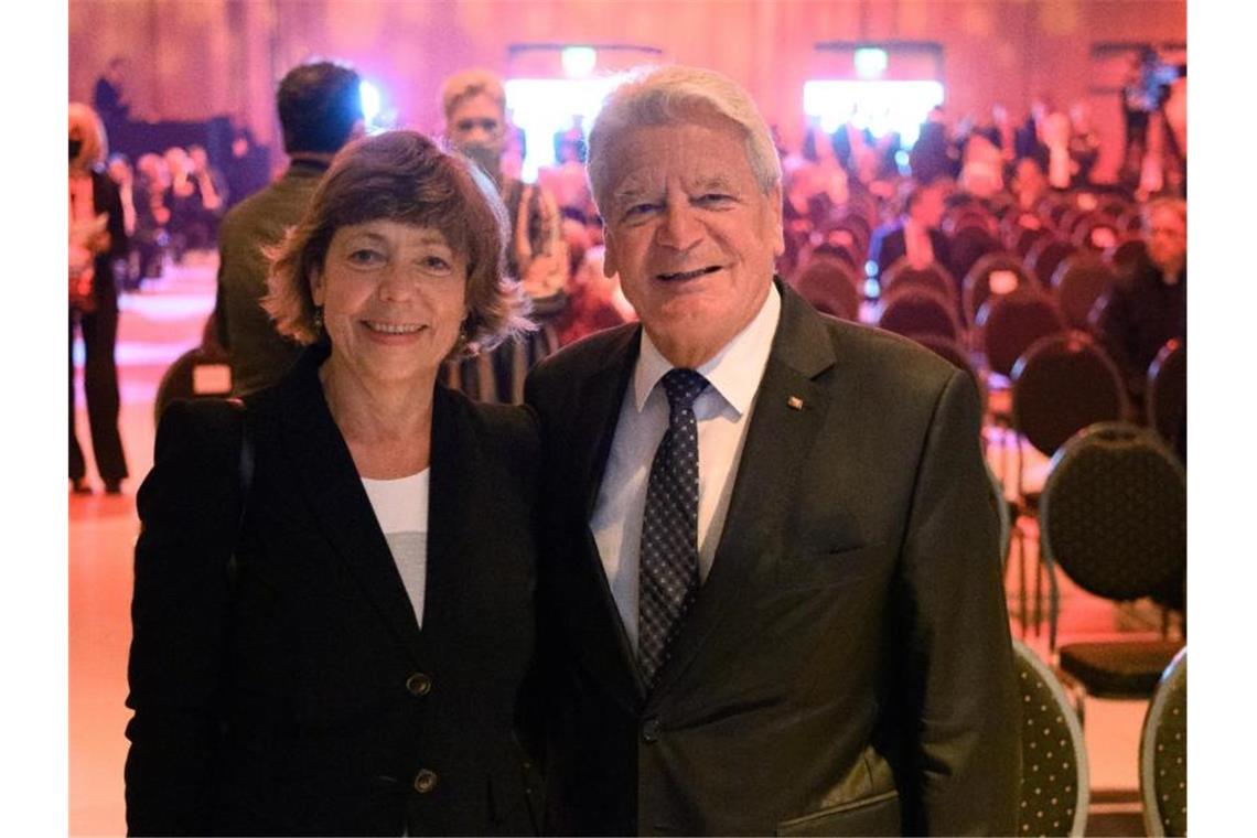 Zu Gast in Potsdam: Bundespräsident a.D. Joachim Gauck und seine Lebensgefährtin Daniela Schadt. Foto: Soeren Stache/dpa-Zentralbild POOL/dpa