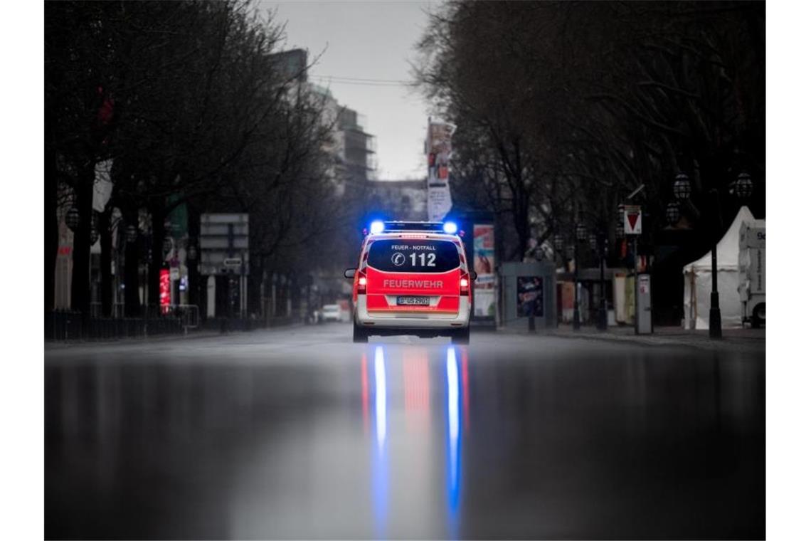 Zu gefährlich: Ein Rettungsfahrzeug steht mit Blaulicht auf der Düsseldorfer Kö. Foto: Fabian Strauch/dpa