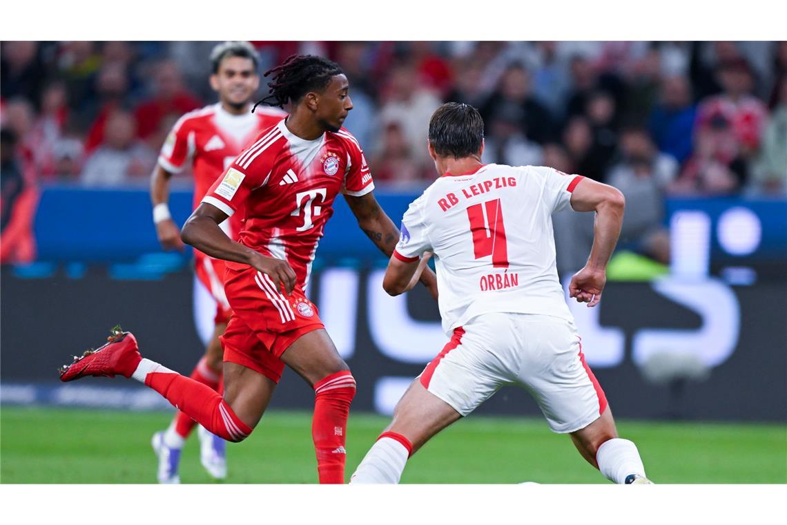 Die Bayern rollen los und feiern mit einem Bosse-Handschlag Zu gut für alle Leipziger: Michael Olise (l) lässt Willi Orban stehen. Bayerns Flügelstürmer traf doppelt und erzielte auch das erste Saisontor.