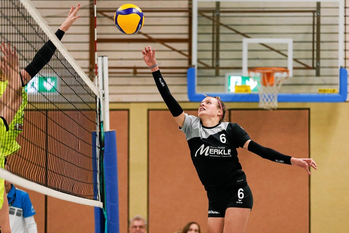 Titelaspirant ist eine Nummer zu groß Zu kurz gesprungen. Susann Haffke verlor mit dem Regionalliga-Aufsteiger aus dem Murrtal gegen den Ex-Drittligisten Villingen mit 0:3. Foto: A. Becher