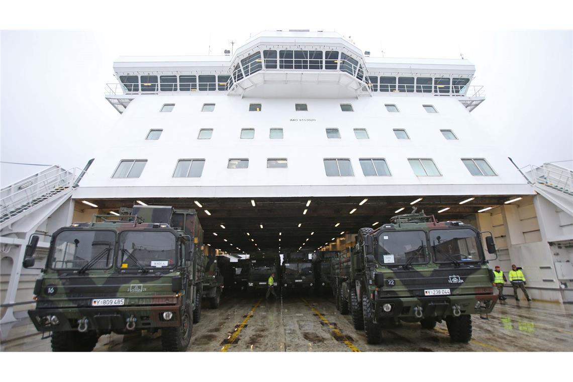 Zu Lande, zu Wasser und in der Luft: Hindernisse für grenzüberschreitende Militärtransporte sollen möglichst schnell abgebaut werden. (Archivbild)