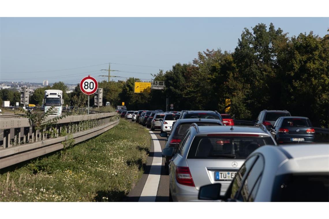 Zu mehreren Unfällen kam es am Montagnachmittag auf der B27 bei Filderstadt. In der Folge bildeten sich lange Staus in beiden Fahrtrichtungen.