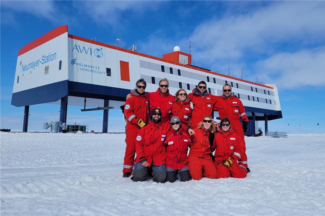 Traumjob für 14 Monate im ewigen Eis Zu neunt am Ende der Welt. Hannes Keck (vorne links) lobt das gute Miteinander im Team. Mit seinen Kollegen überwintert er auf dem Südkontinent und genießt die Arbeit und die beeindruckende Umgebung in vollen Zügen. Foto: Markus Baden