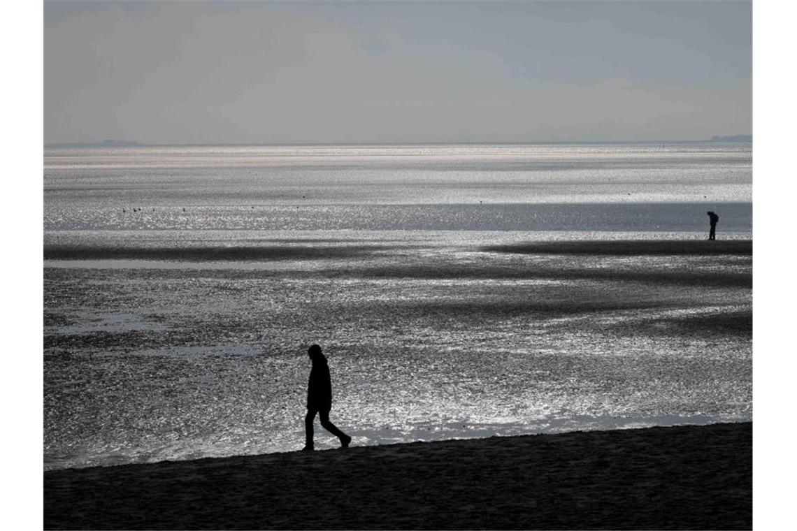 Nahende Osterferien: Der Norden erwartet viele Feriengäste Zu Ostern wird es voller werden: Wattspaziergang vor dem Südstrand bei Wyk auf Föhr. Foto: Christian Charisius/dpa