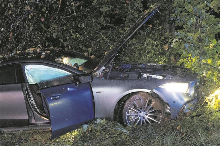 Zu schnell in die Kurve: verunfallter AMG-Mercedes. Foto: J. Fiedler