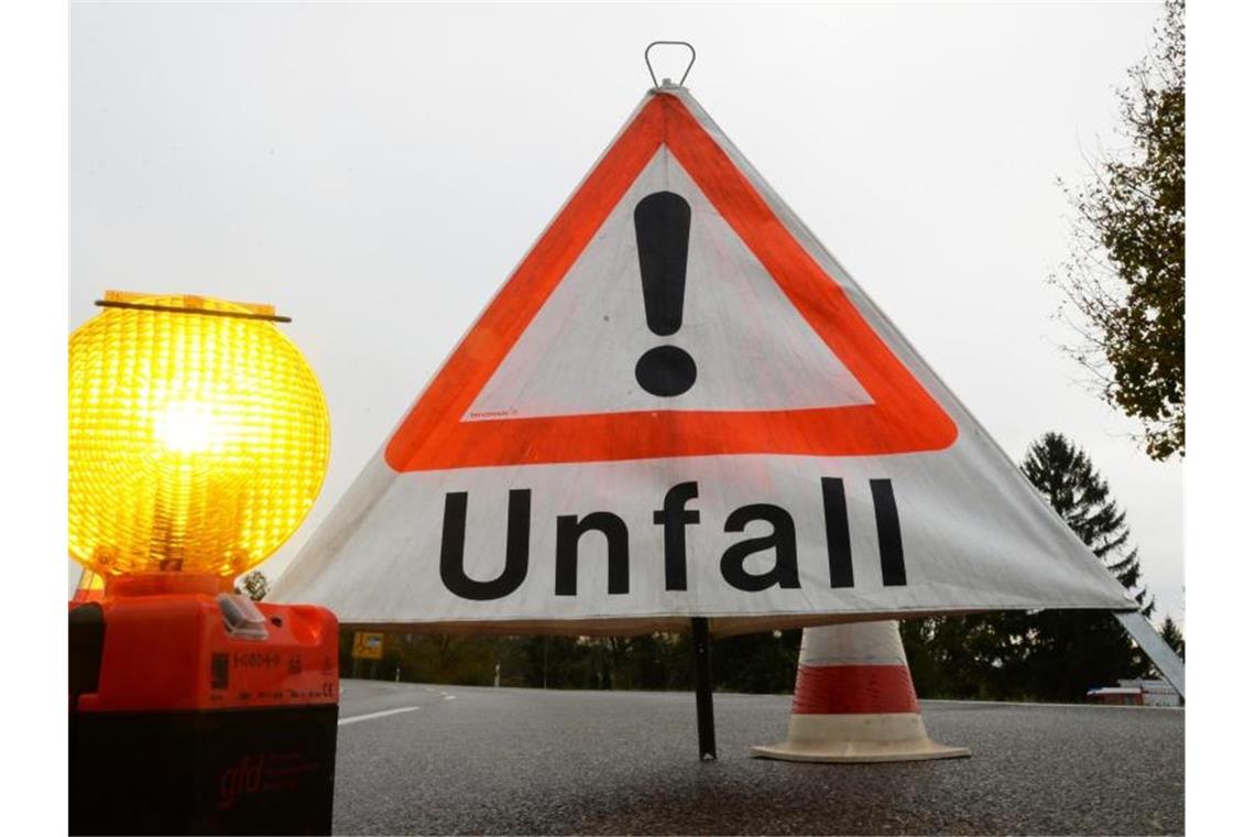 Illegales Autorennen endet mit Unfall Zu sehen ist ein Warndreieck mit der Aufschrift „Unfall“. Foto: Patrick Seeger/Archivbild