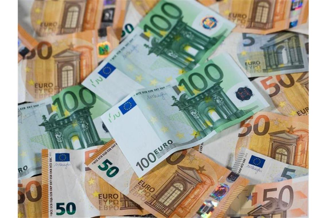 Südwesten verlängert Corona-Hilfen Zu sehen sind Euro-Geldscheine mit unterschiedlichen Werten. Foto: Jens Büttner/dpa-Zentralbild/dpa/Symbolbild