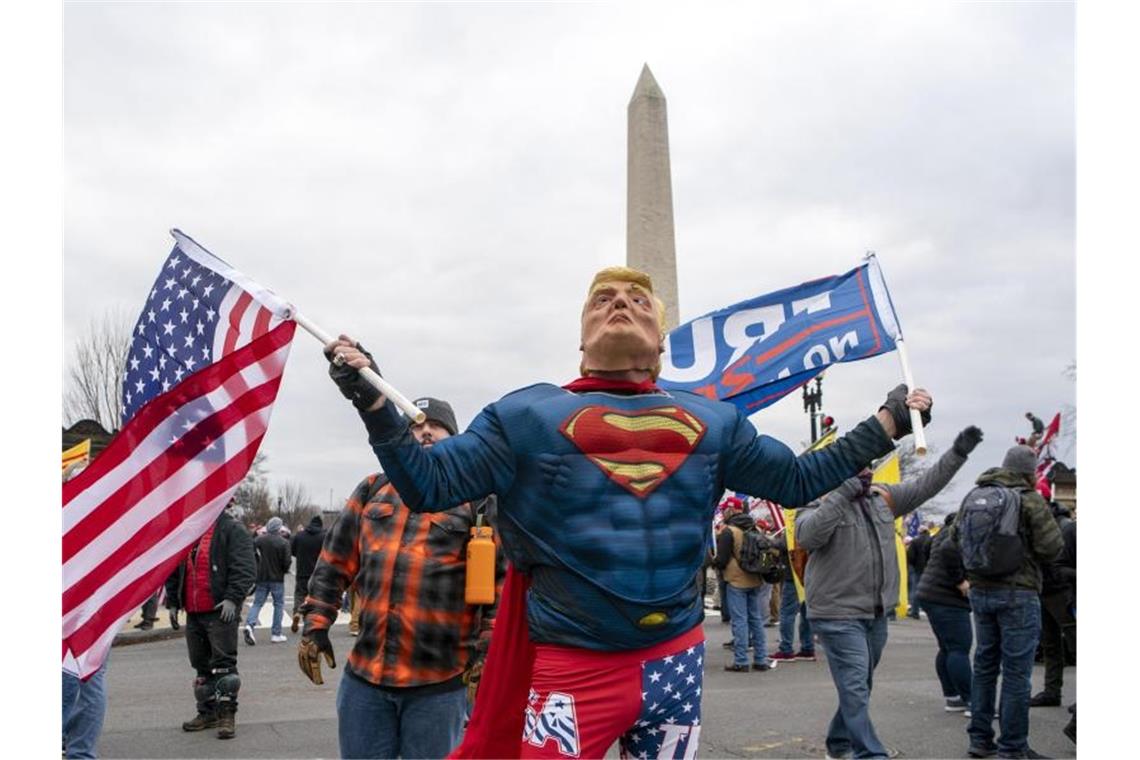 Zu seinem Superman-Kostüm trägt dieser Mann eine Trump-Maske. Foto: Jose Luis Magana/FR159526 AP/dpa
